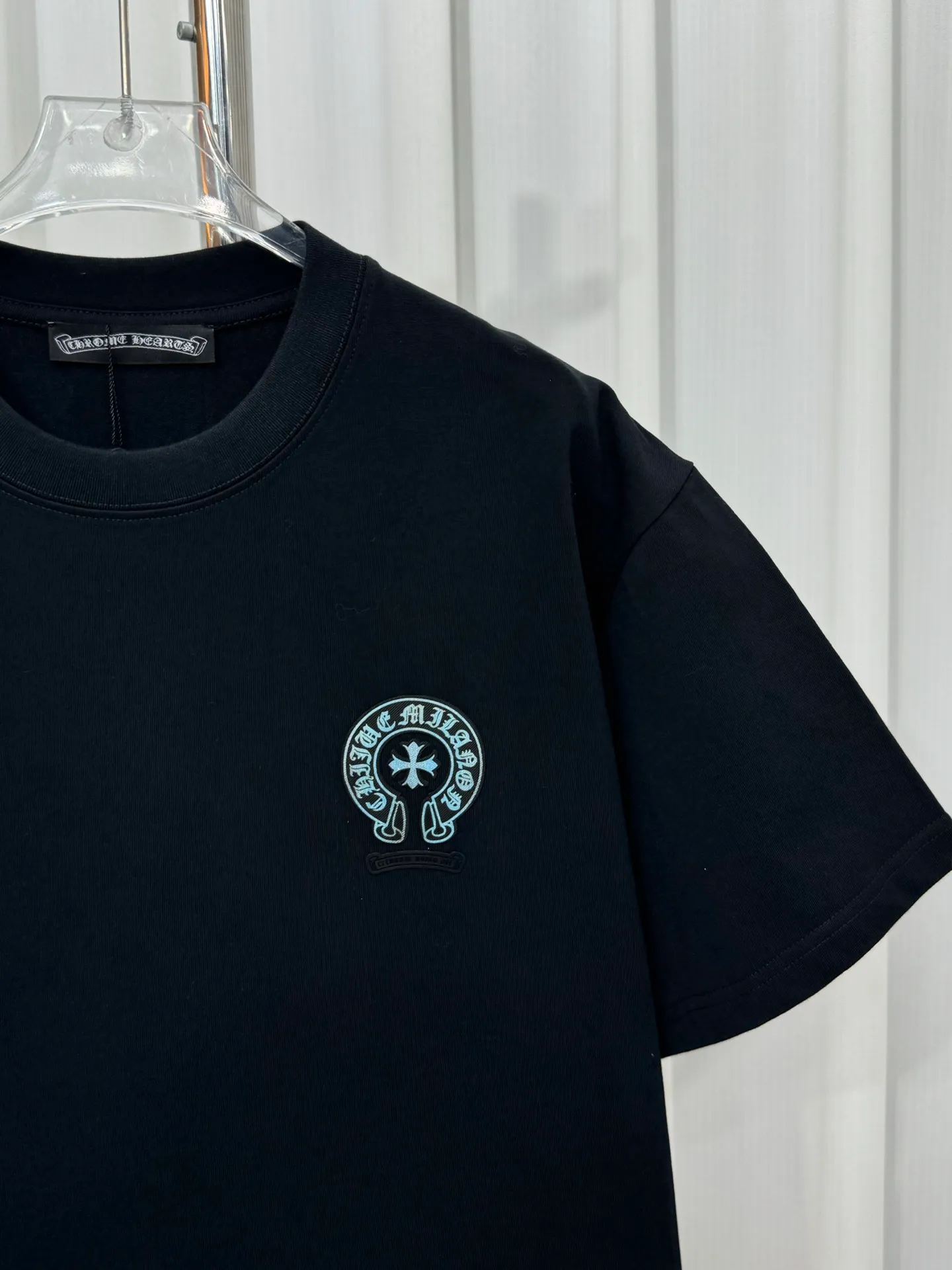 P180 Chrome Hearts unisex short-sleeved T-shirt, light luxury, customized cross logo stamp gradient process, 320g 100% double yarn pure cotton fabric, collar label, hangtag, main mark and three complete labels. Size: S M L XL
